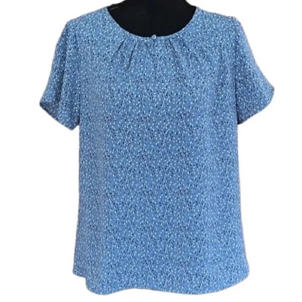 41 Hawthorn blue patterned short sleeved top with keyhole front and button sz S